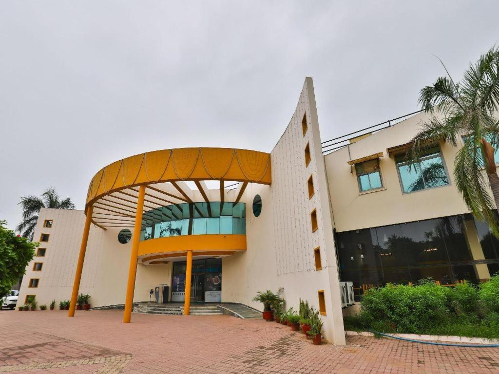 Infocity Club And Resort Gandhinagar Dış mekan fotoğraf